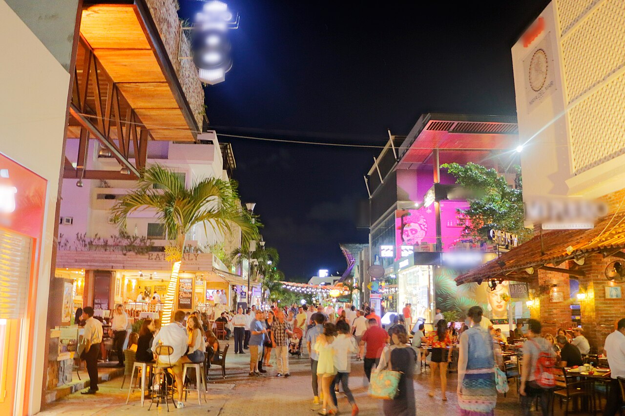 La Quinta Avenida à Playa del Carmen, animée et illuminée en soirée