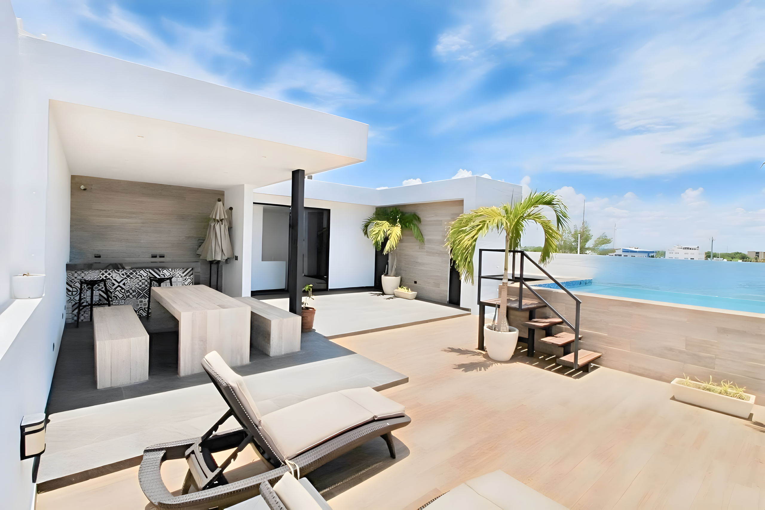 Vue aérienne de la piscine sur le toit de la Suite Vedra à Playa del Carmen