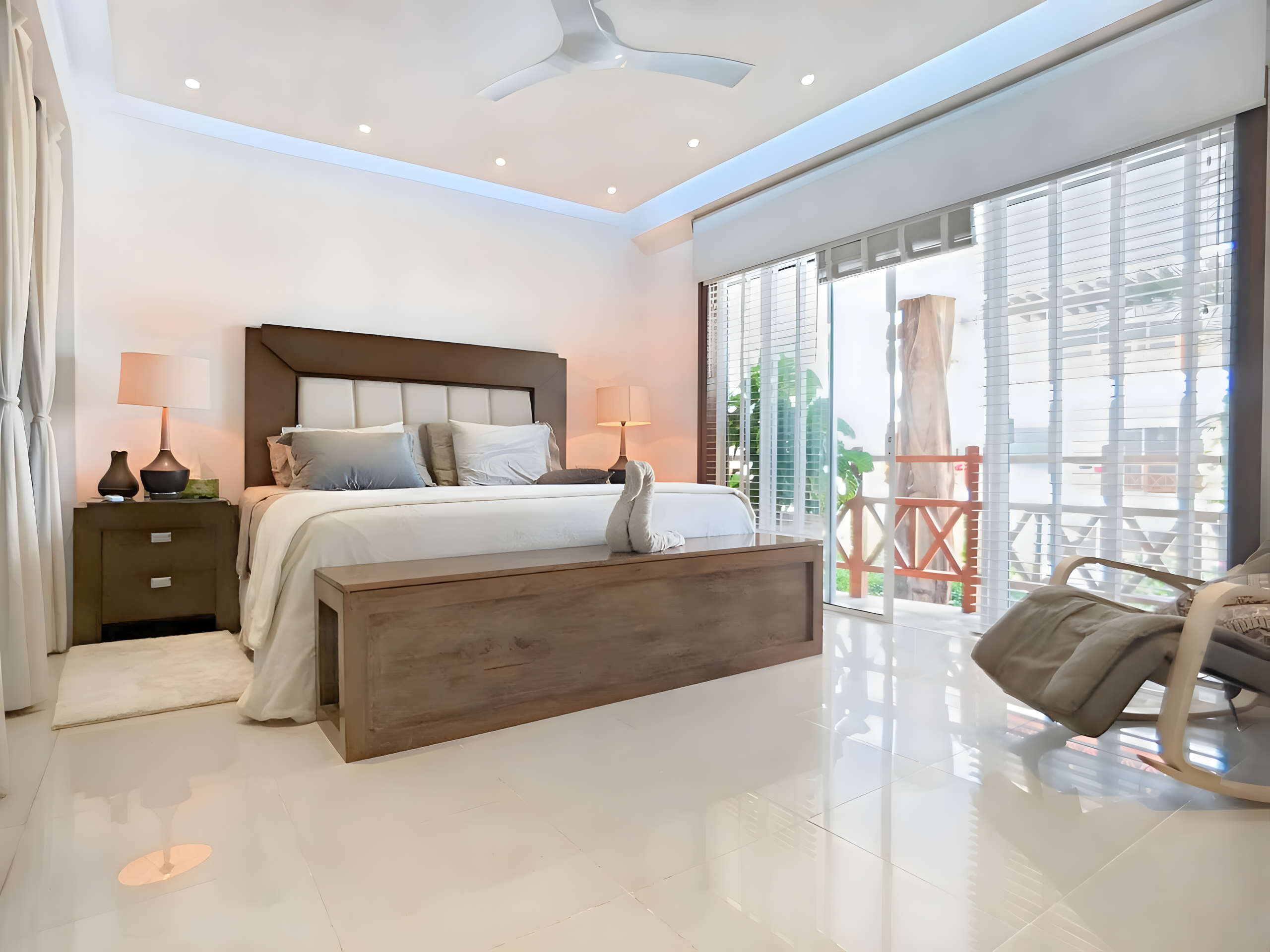 Première chambre du Duplex Quadra avec lit King Size et vue sur le jardin